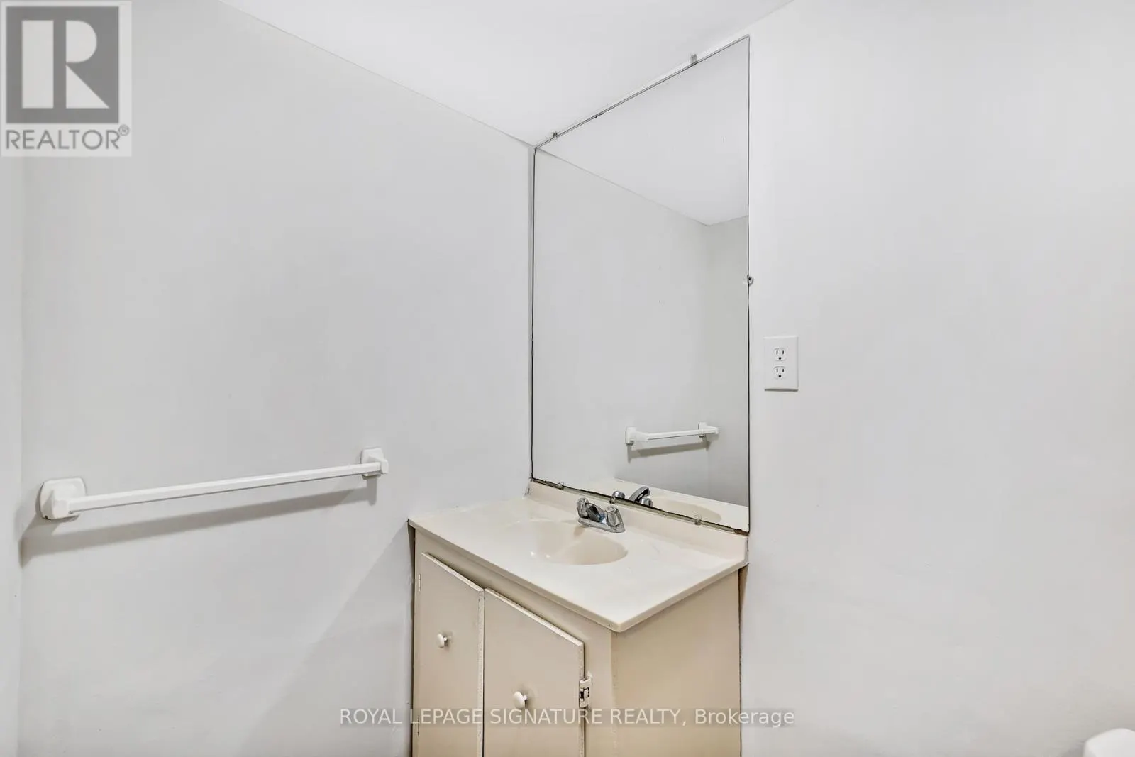 28 GREENDOWNS DRIVE