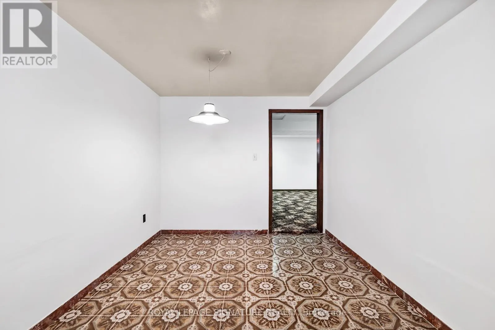 28 GREENDOWNS DRIVE