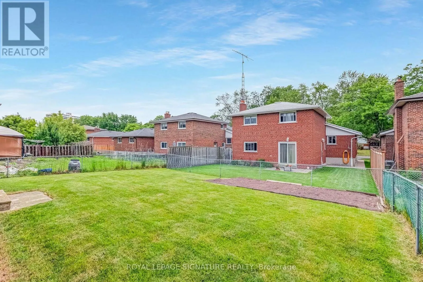 28 GREENDOWNS DRIVE