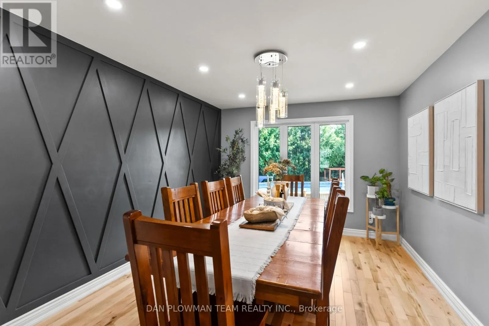 18 HEADLANDS CRESCENT
