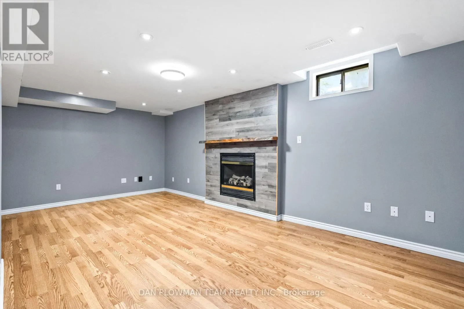18 HEADLANDS CRESCENT
