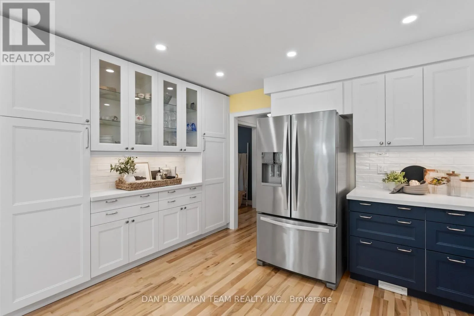 18 HEADLANDS CRESCENT