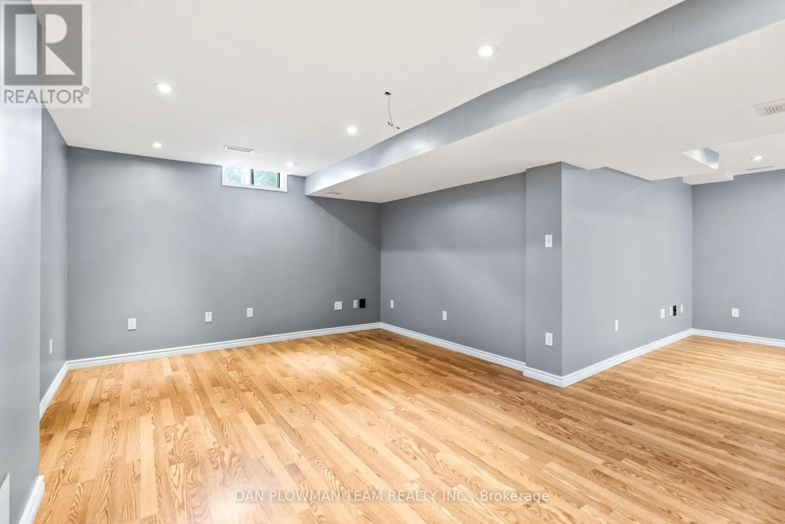 18 HEADLANDS CRESCENT