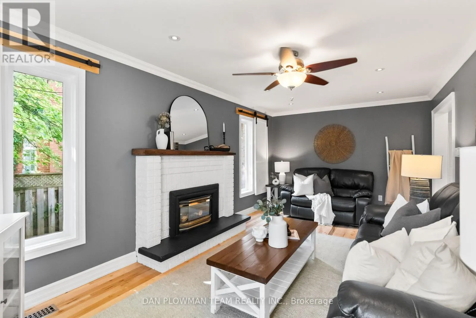 18 HEADLANDS CRESCENT
