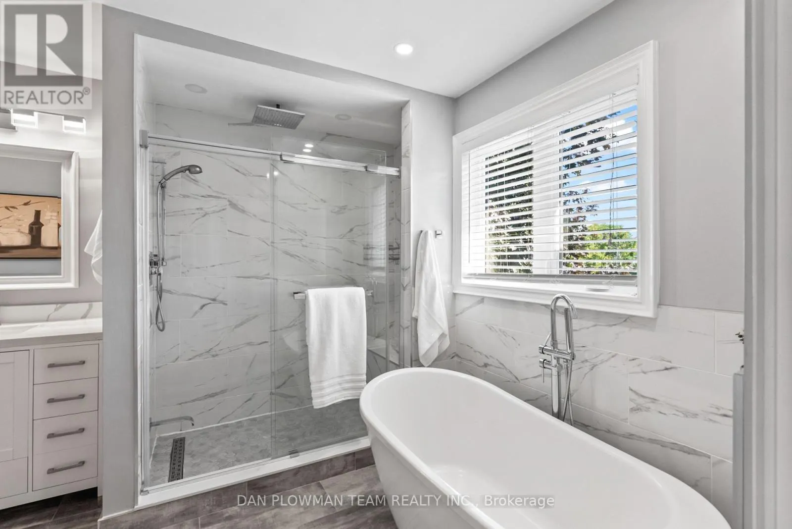 18 HEADLANDS CRESCENT