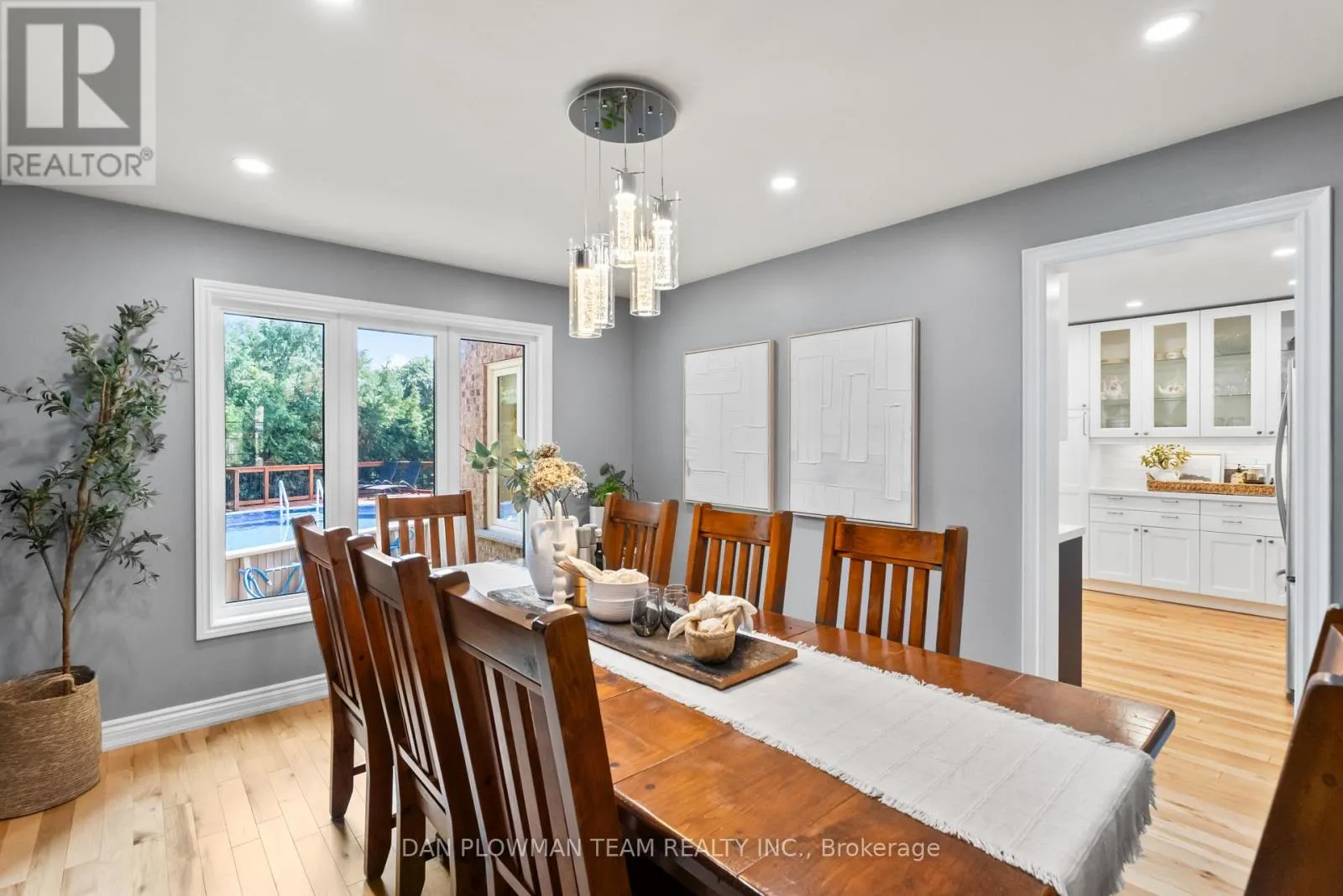18 HEADLANDS CRESCENT
