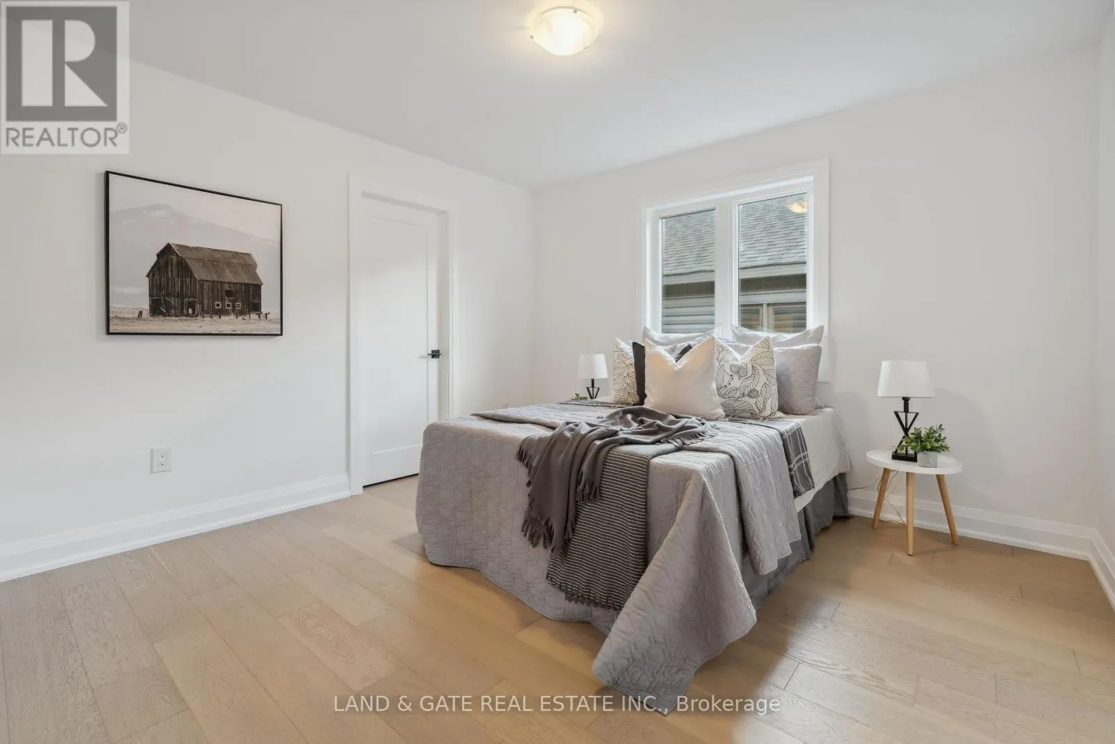 985 QUEENSDALE AVENUE