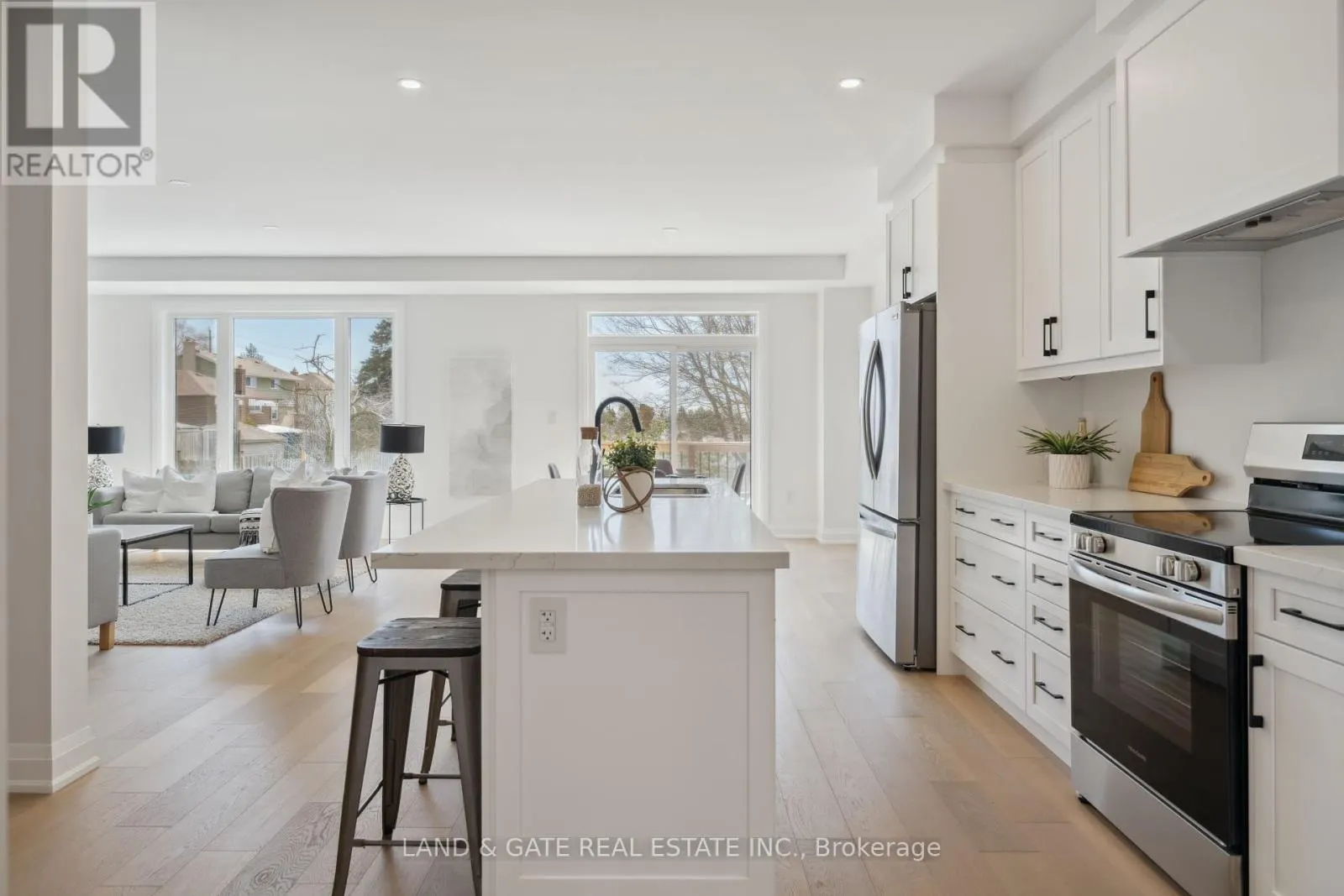 985 QUEENSDALE AVENUE