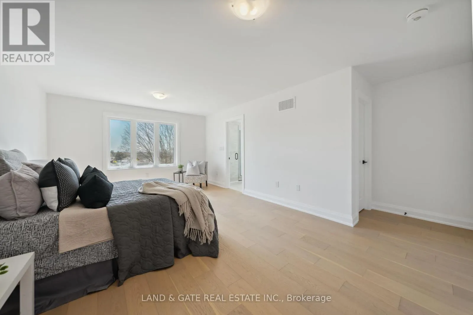985 QUEENSDALE AVENUE