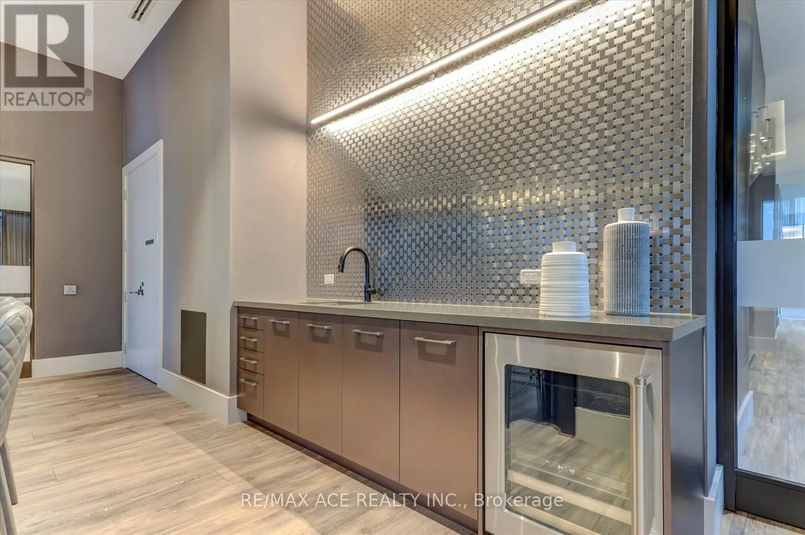 914 - 2550 SIMCOE STREET N