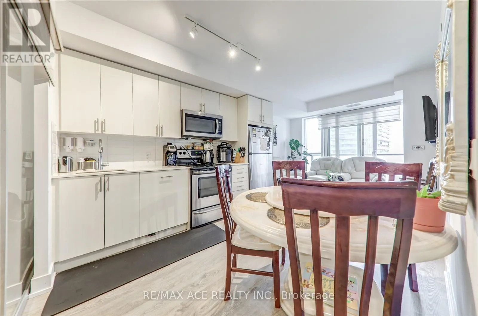 914 - 2550 SIMCOE STREET N