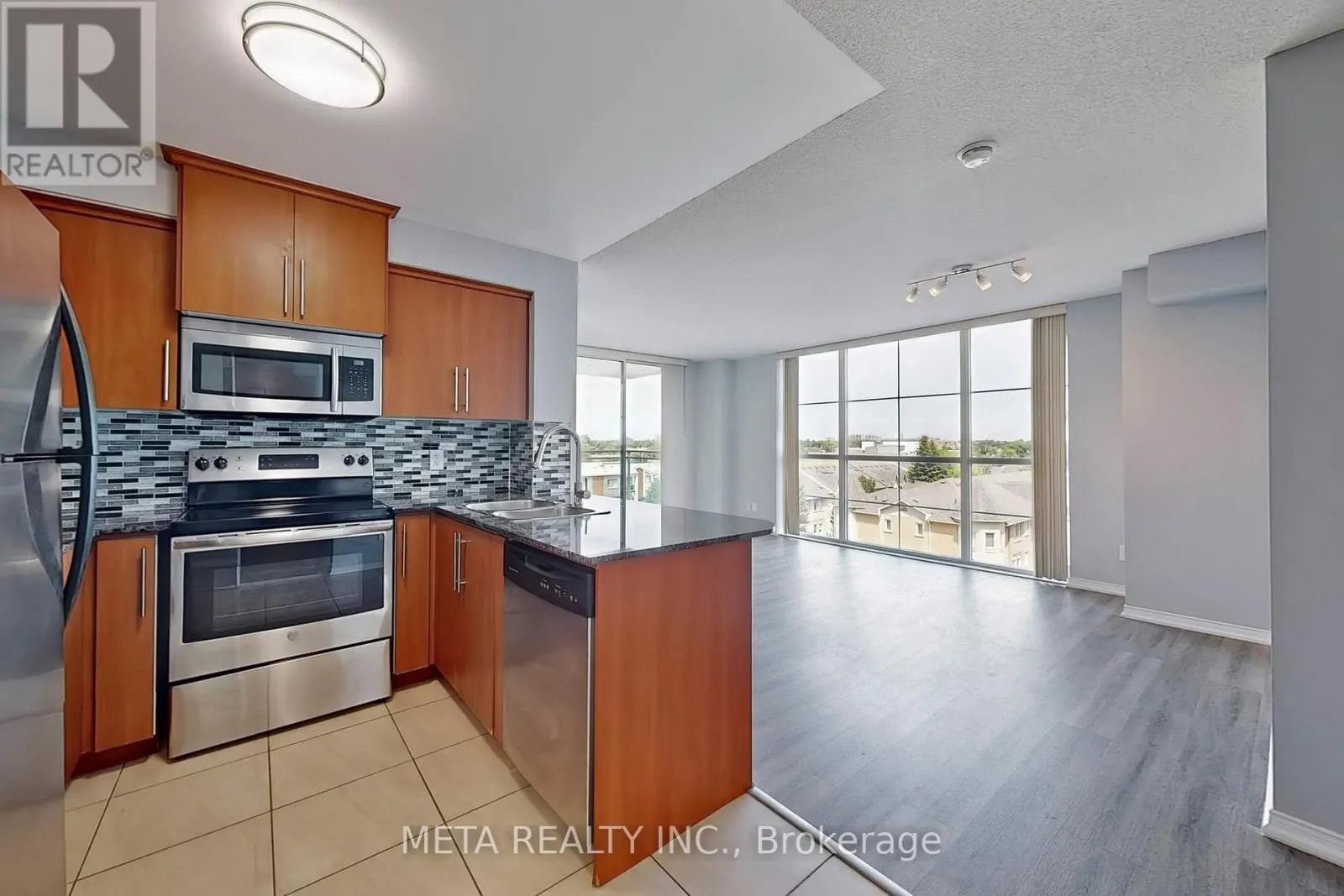 5L - 8 ROSEBANK DRIVE