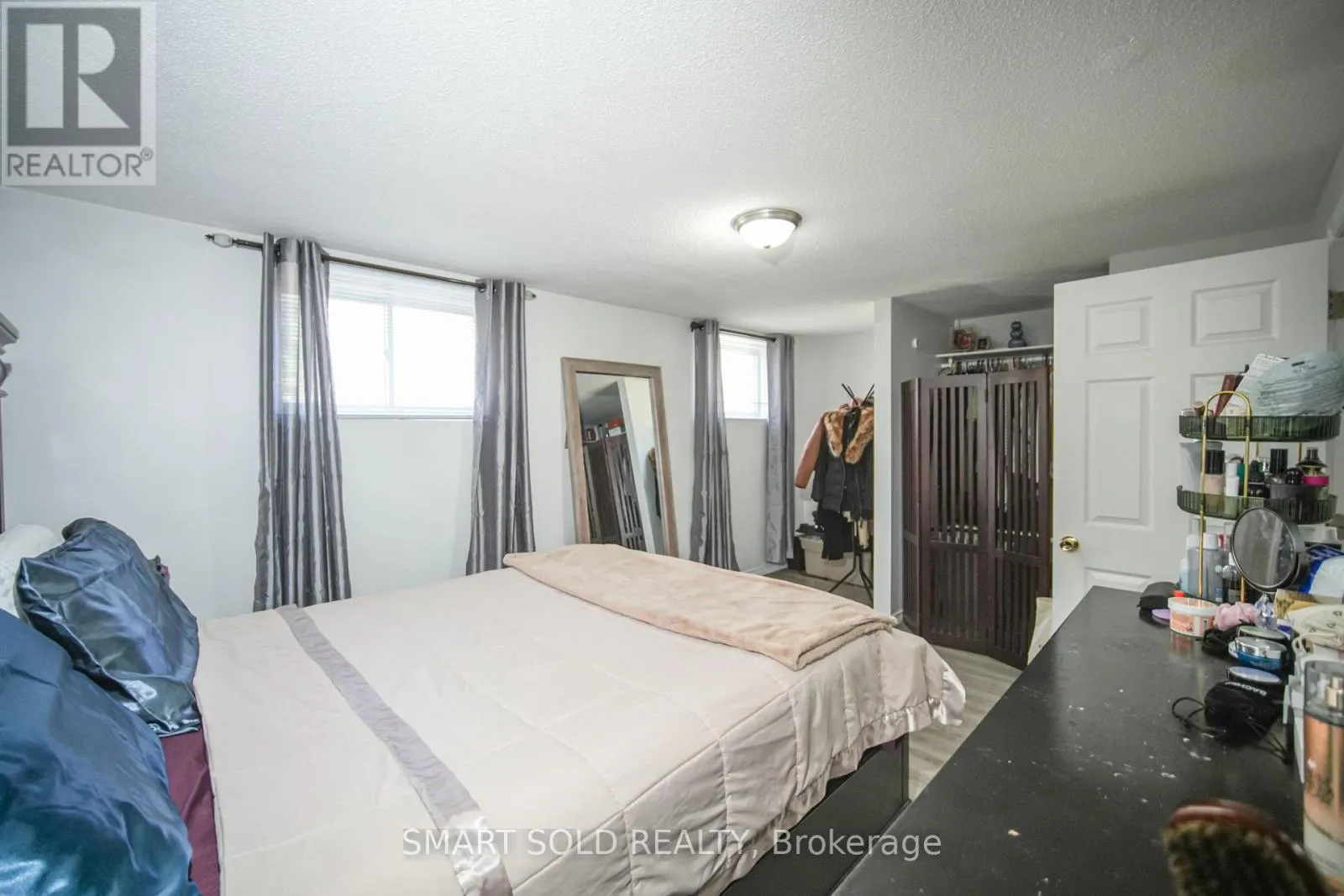 1179 SIMCOE STREET S