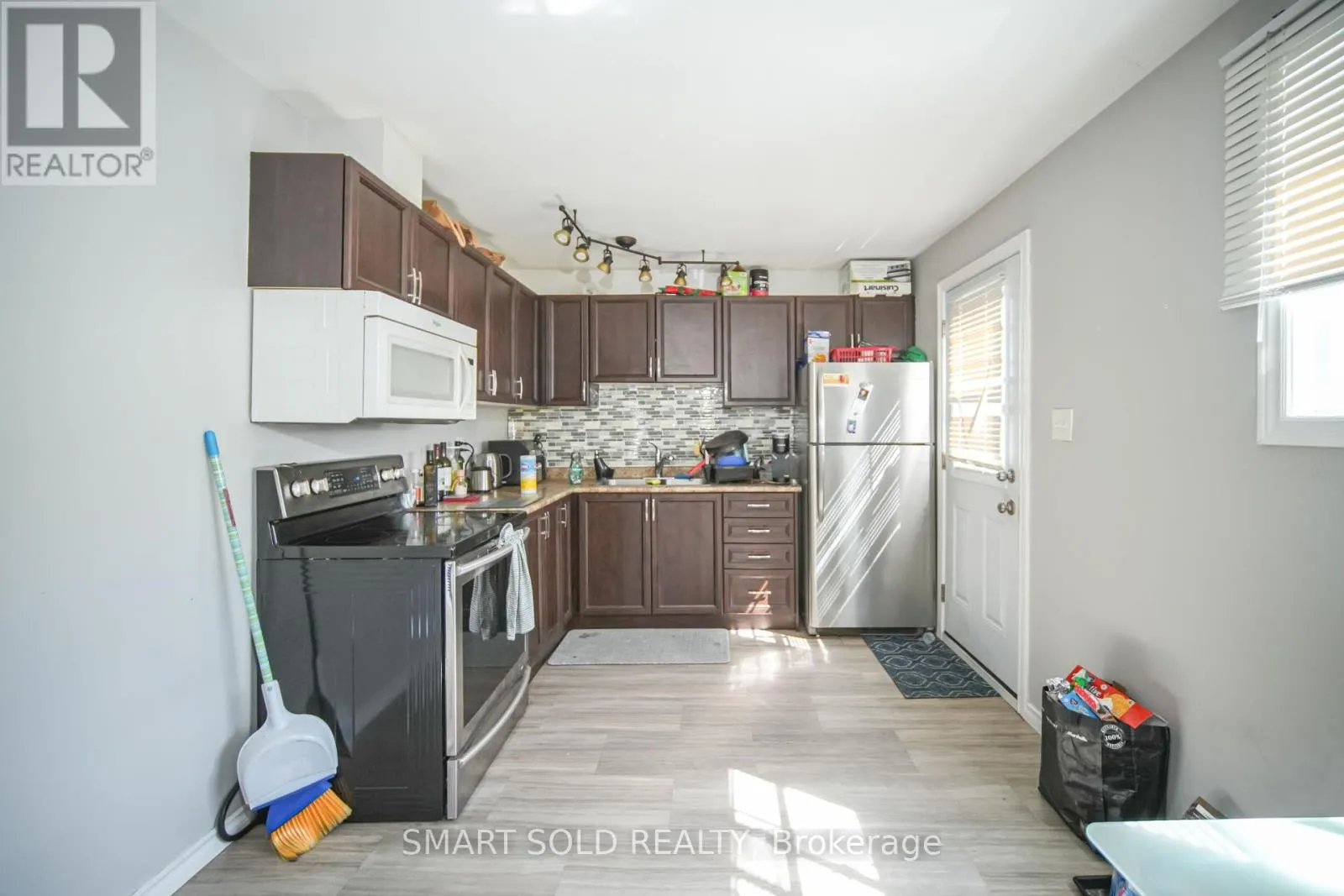 1179 SIMCOE STREET S