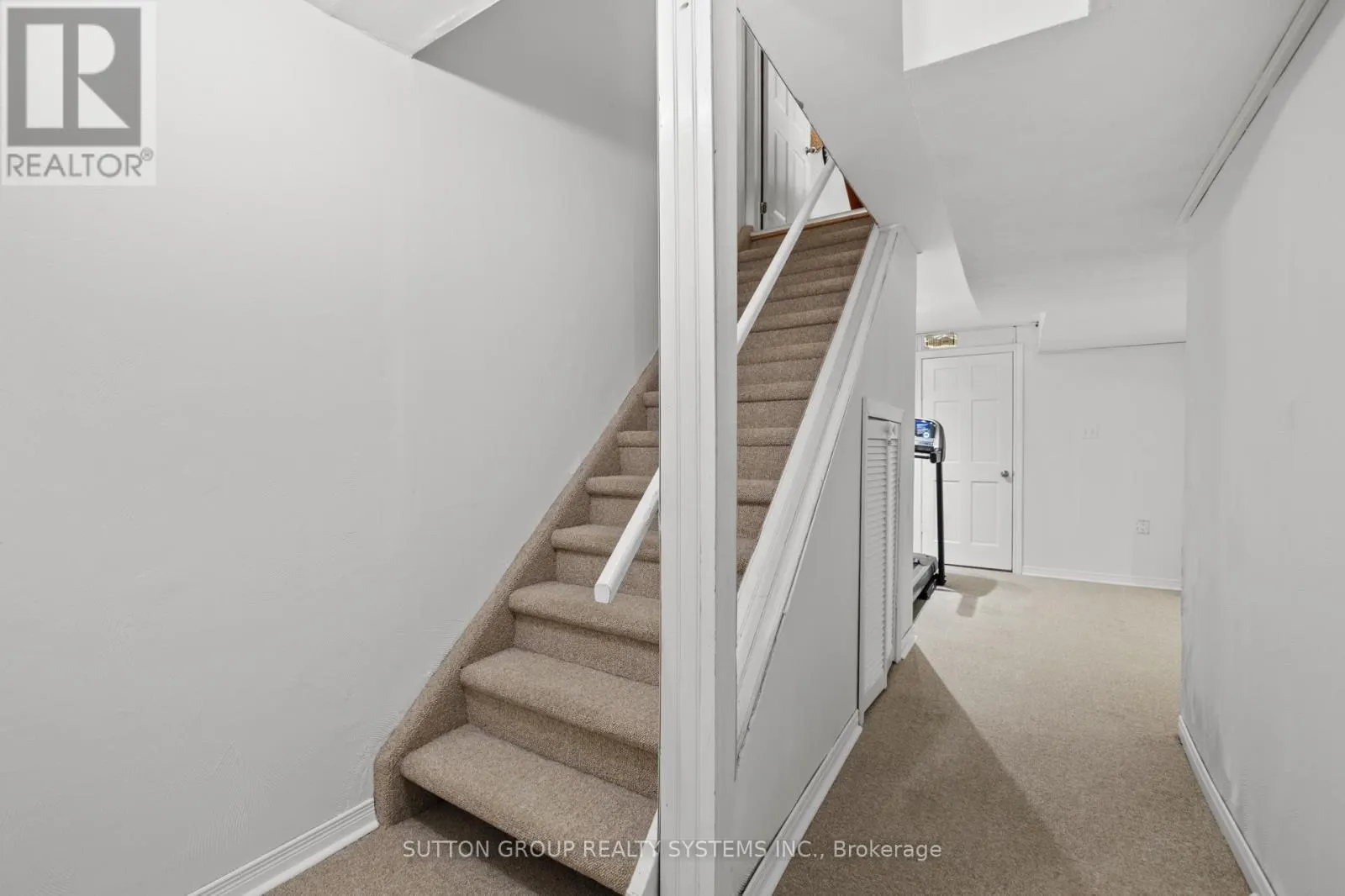 33 - 1995 PINE GROVE AVENUE