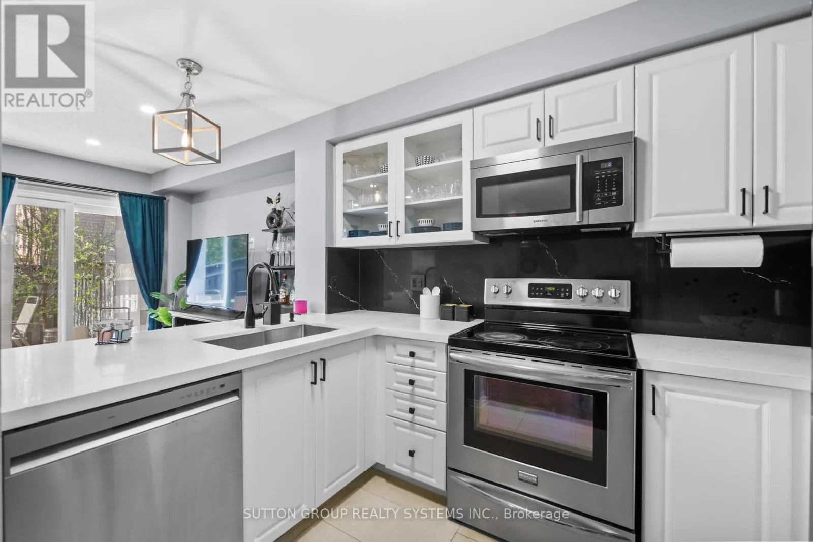 33 - 1995 PINE GROVE AVENUE