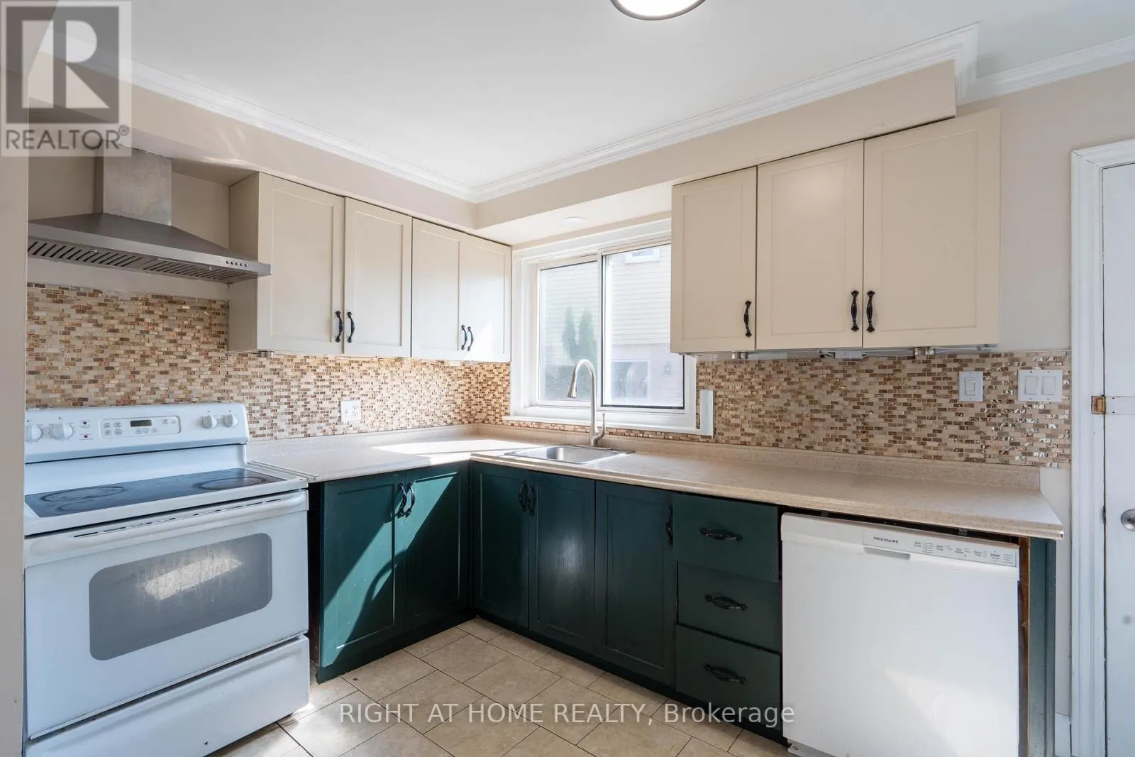 649 BALSAM CRESCENT