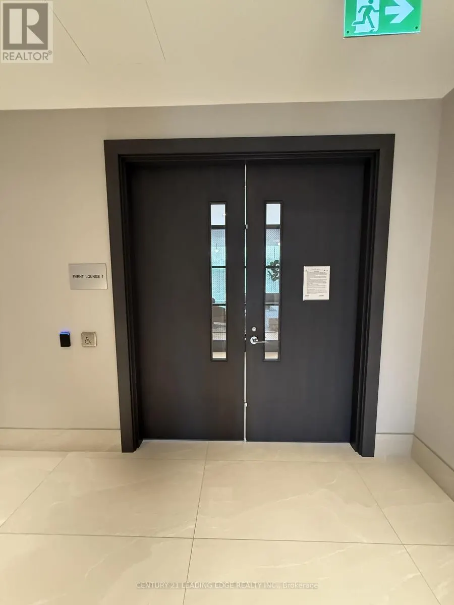 810 - 2545 SIMCOE STREET N