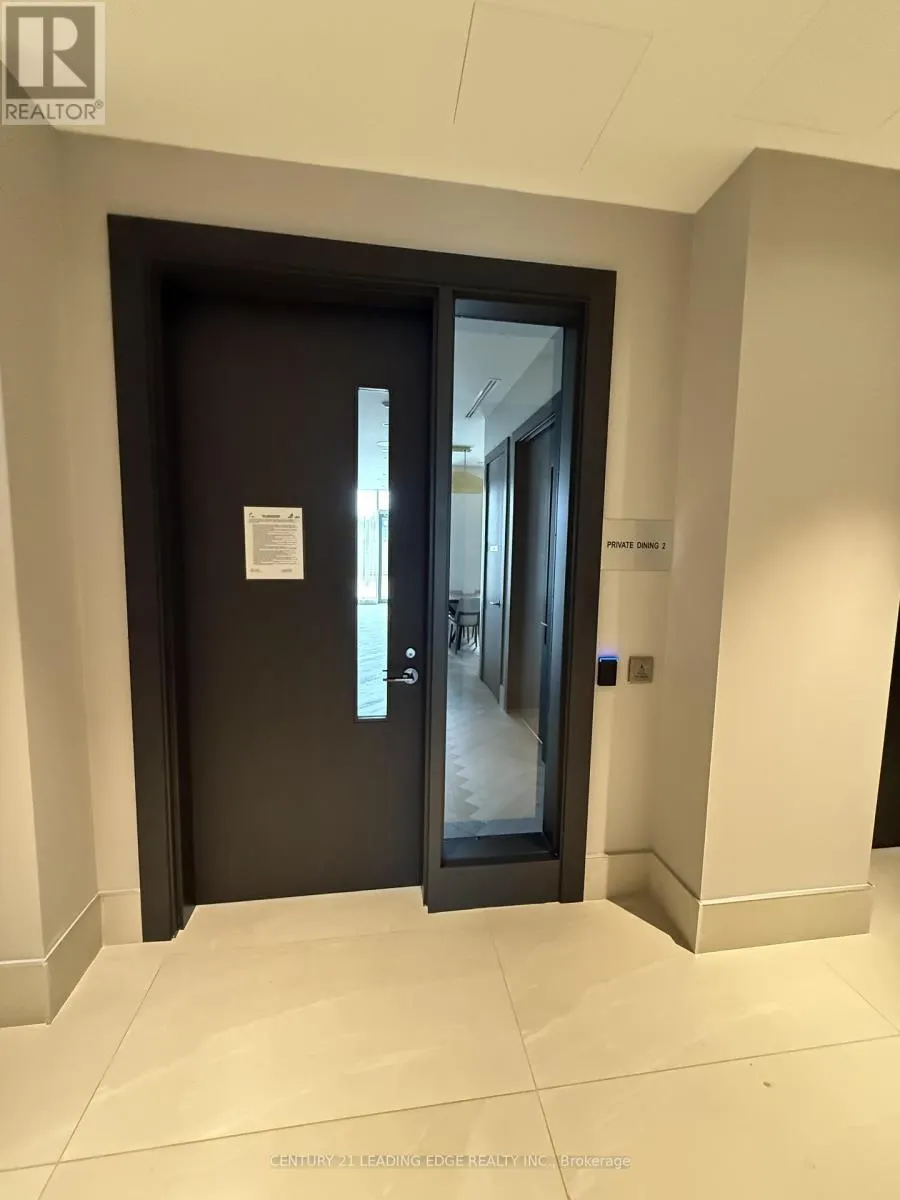 810 - 2545 SIMCOE STREET N