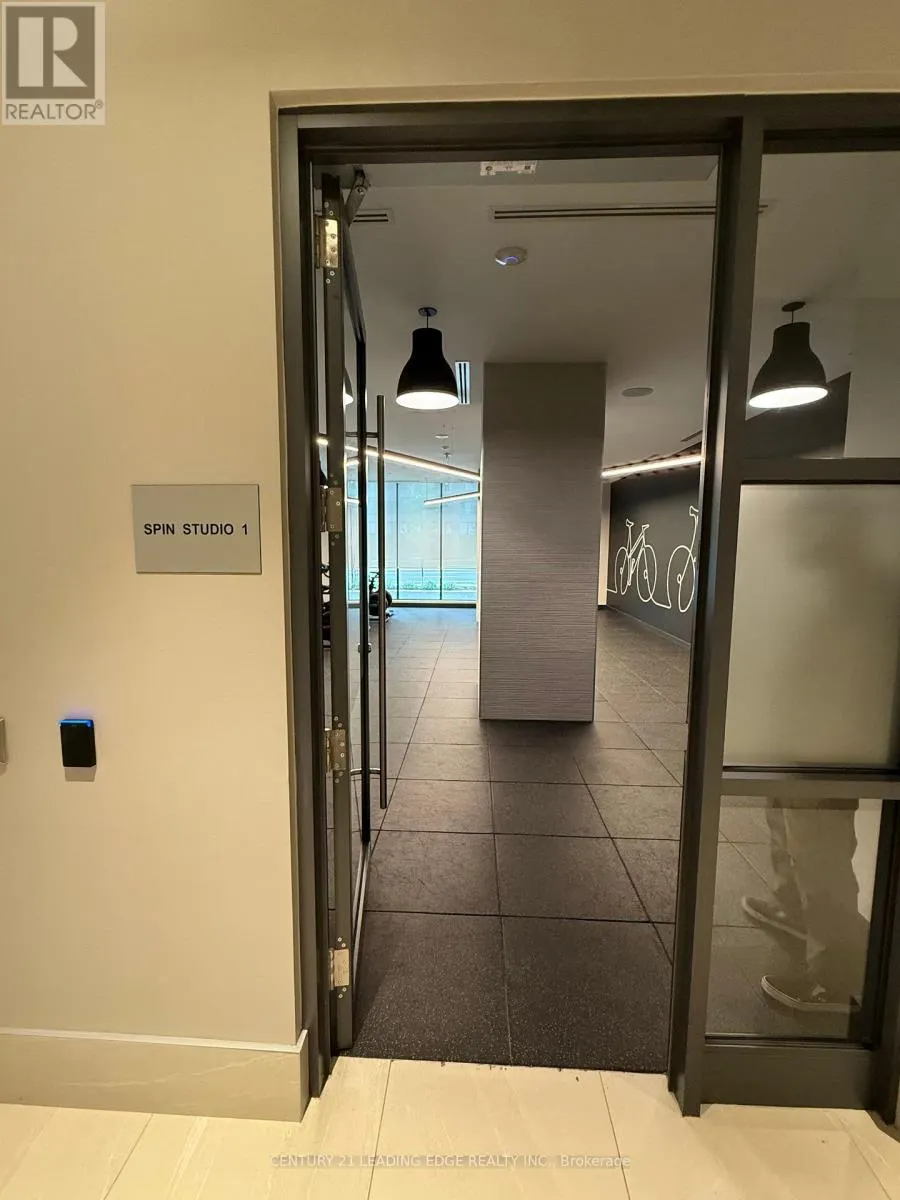 810 - 2545 SIMCOE STREET N