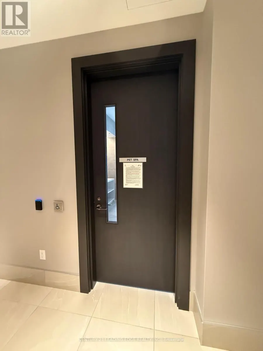 810 - 2545 SIMCOE STREET N