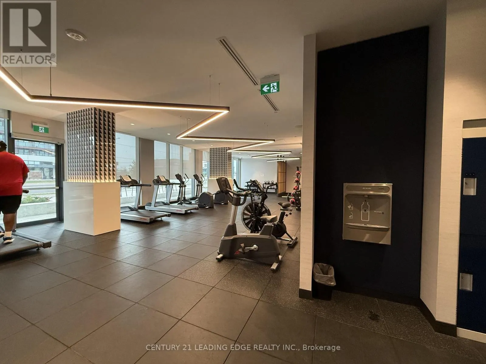 810 - 2545 SIMCOE STREET N