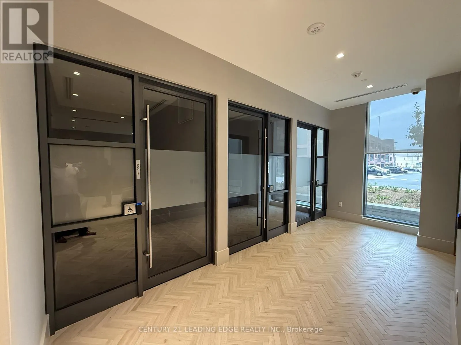 810 - 2545 SIMCOE STREET N