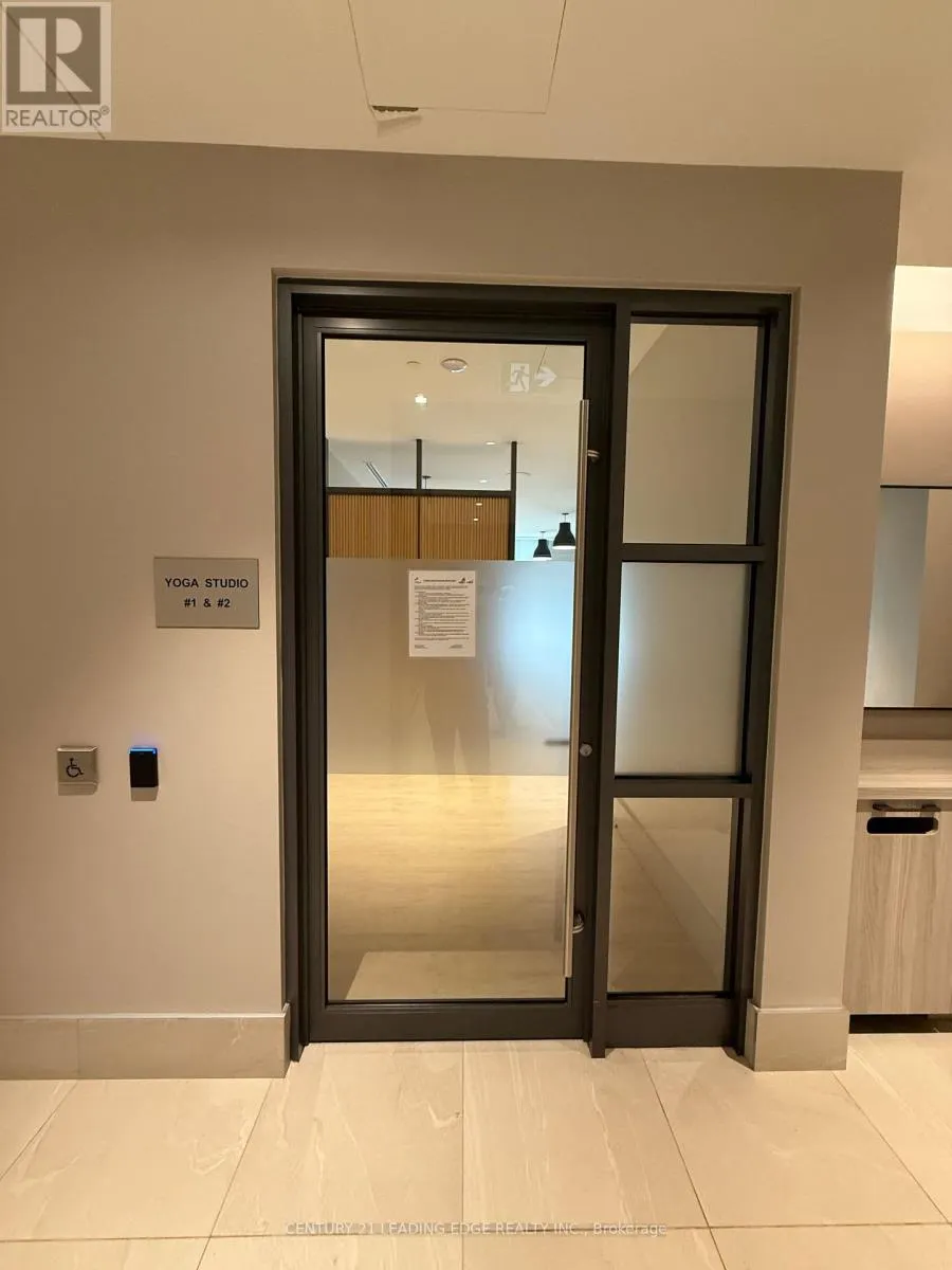 810 - 2545 SIMCOE STREET N
