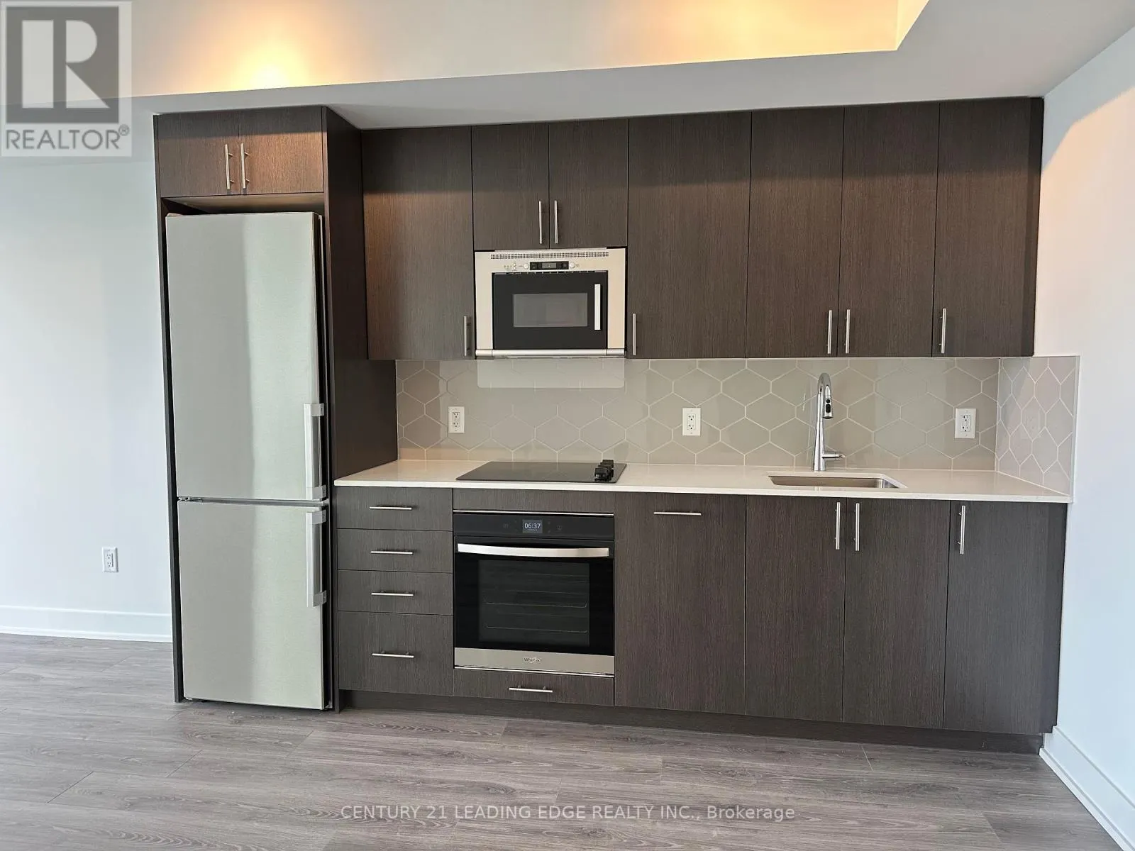 810 - 2545 SIMCOE STREET N