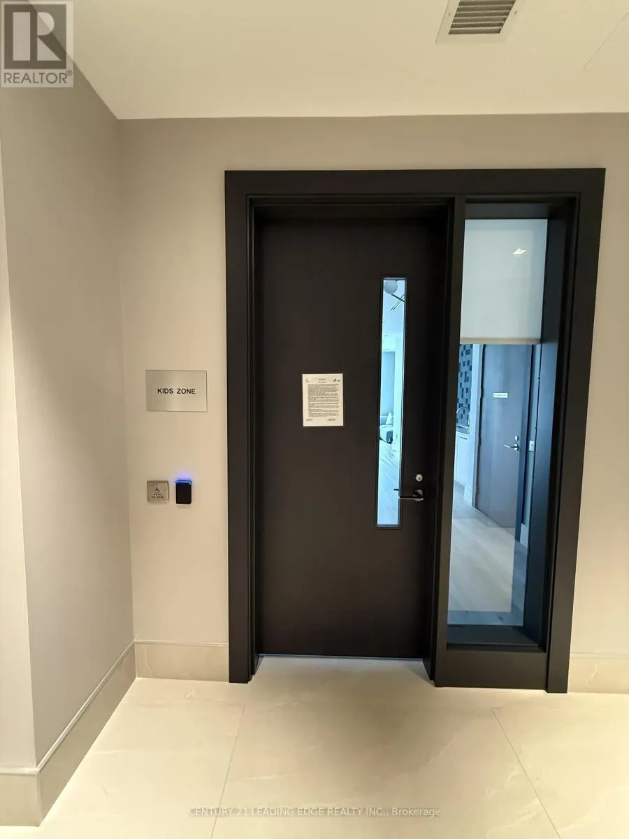 810 - 2545 SIMCOE STREET N