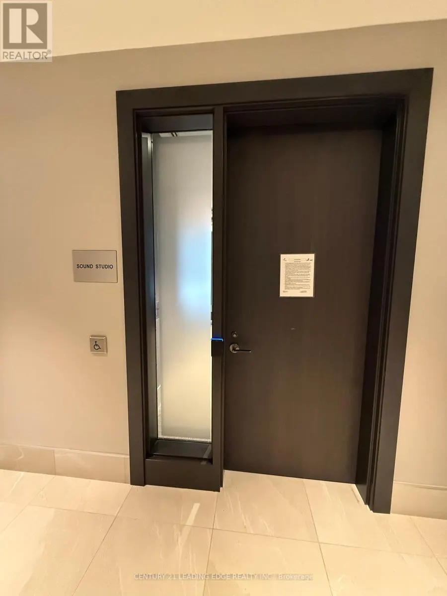 810 - 2545 SIMCOE STREET N