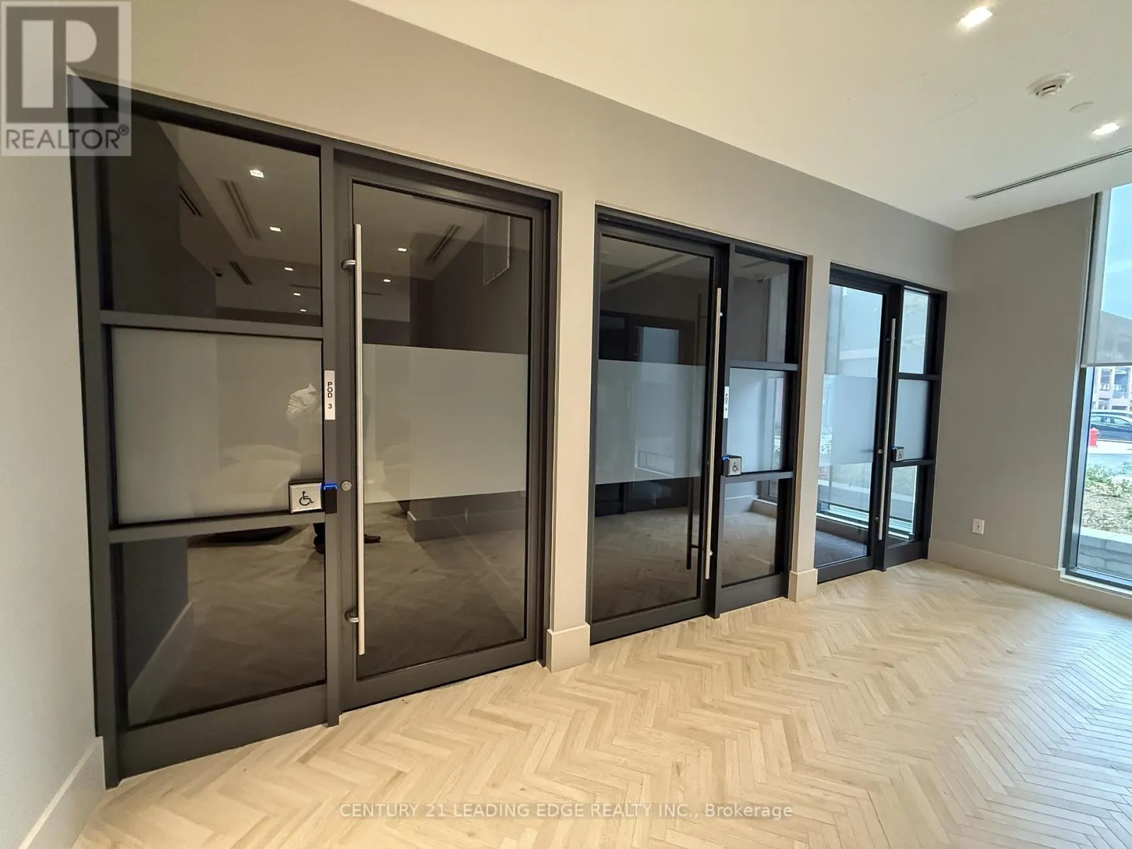 810 - 2545 SIMCOE STREET N