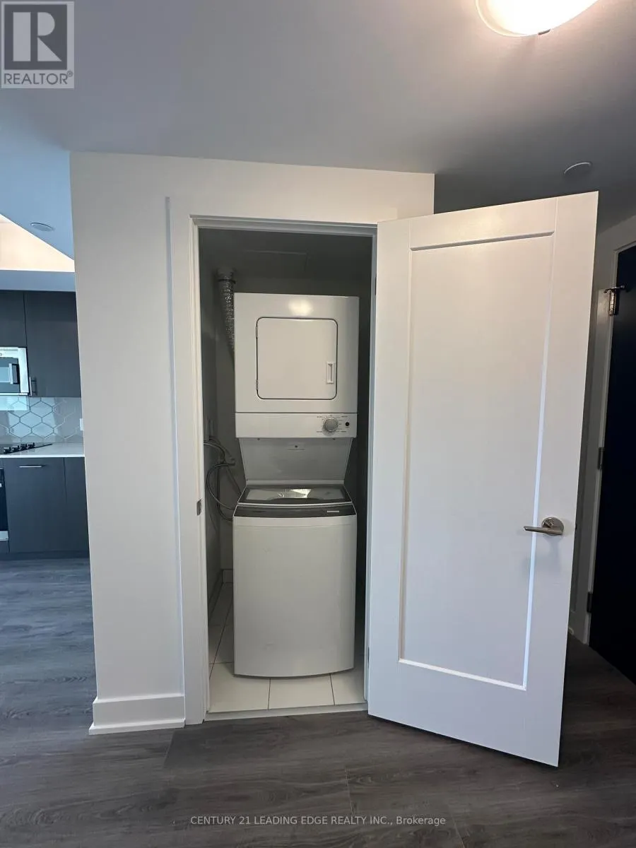 810 - 2545 SIMCOE STREET N