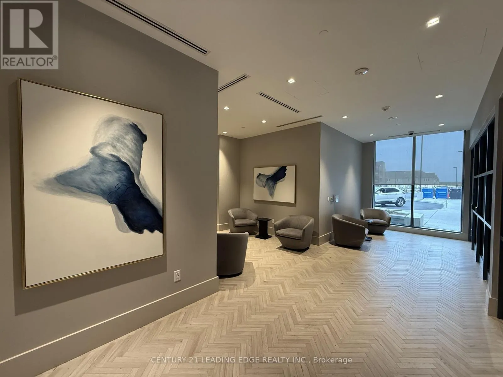 810 - 2545 SIMCOE STREET N