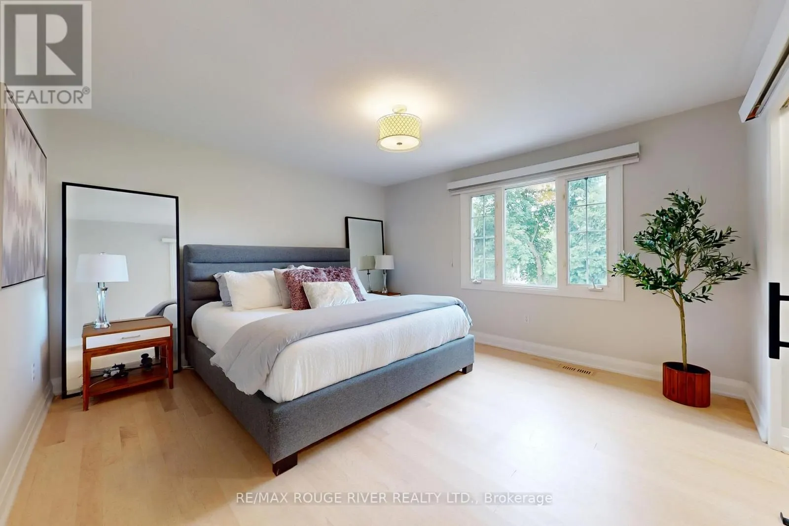 1773 BRONTE SQUARE