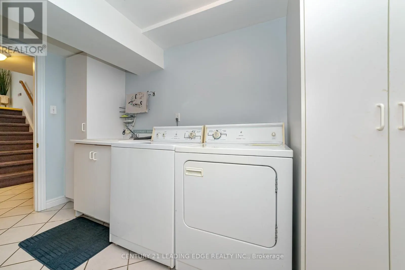43 GLENDOWER CIRCUIT
