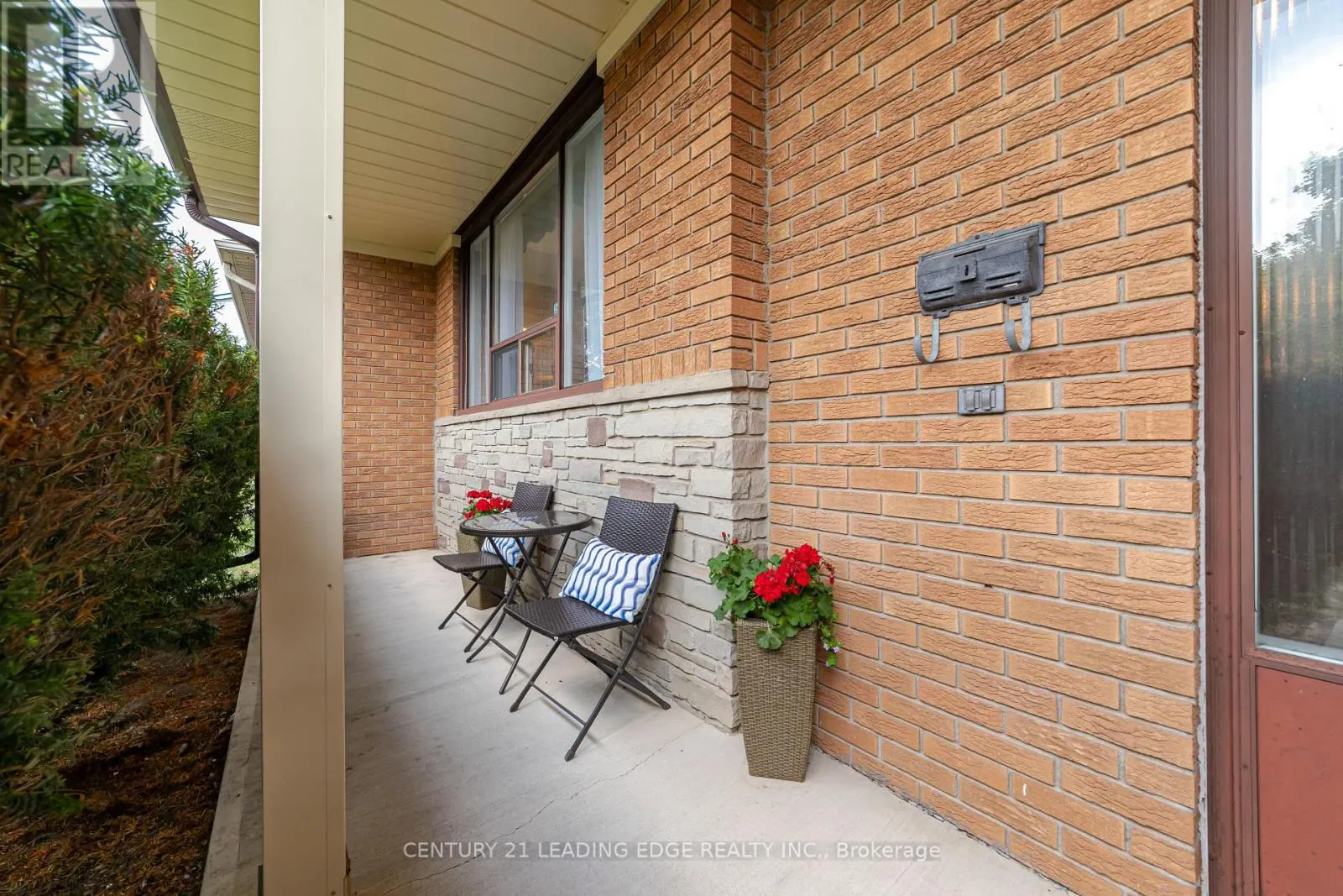 43 GLENDOWER CIRCUIT