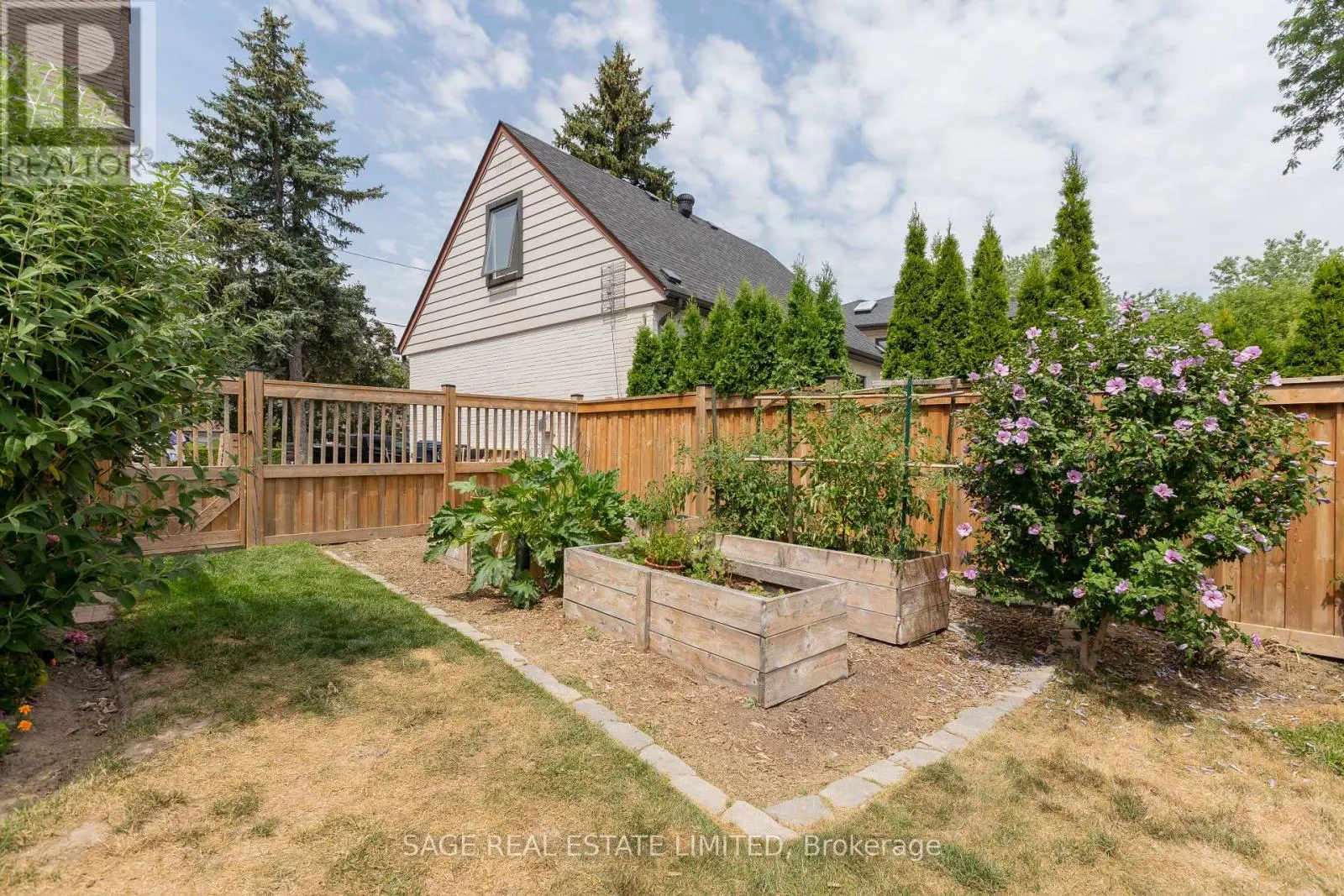 19 TWIN PAULS CRESCENT