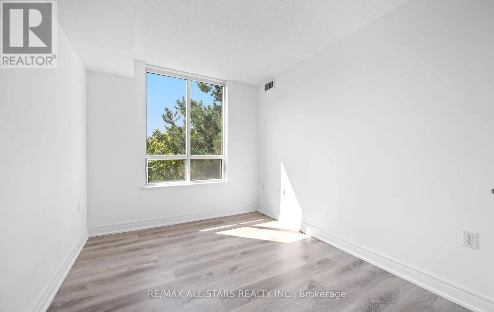 302 - 5001 FINCH AVENUE E