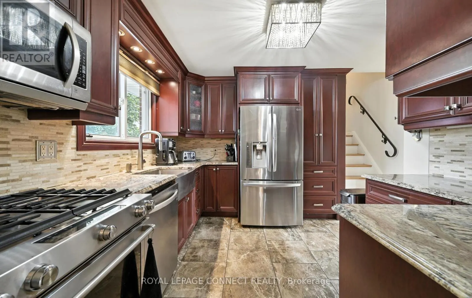 612 MAPLE STREET W