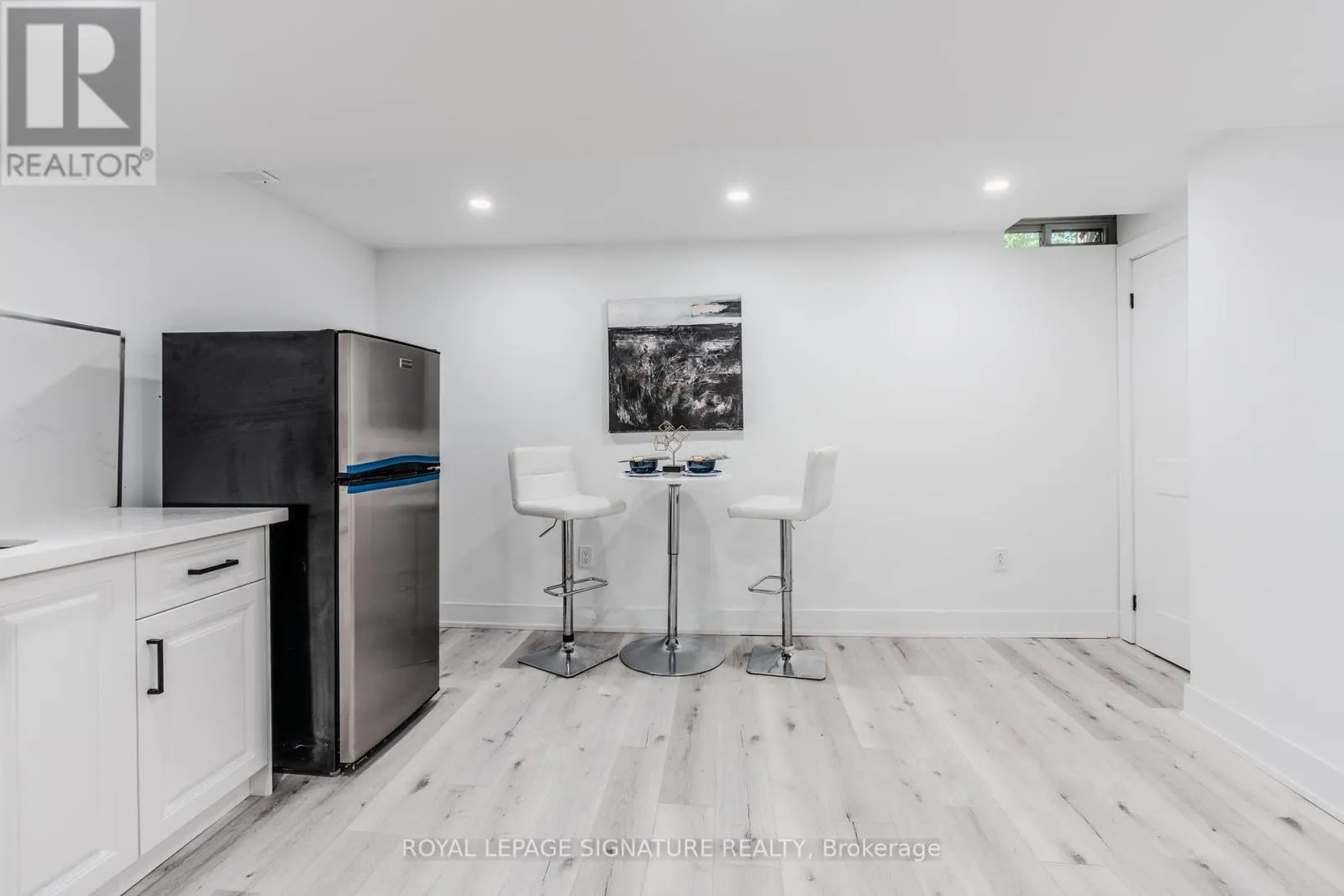 10 GRASSMERE COURT