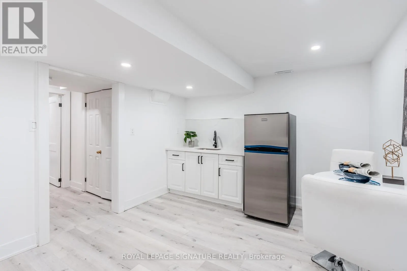 10 GRASSMERE COURT