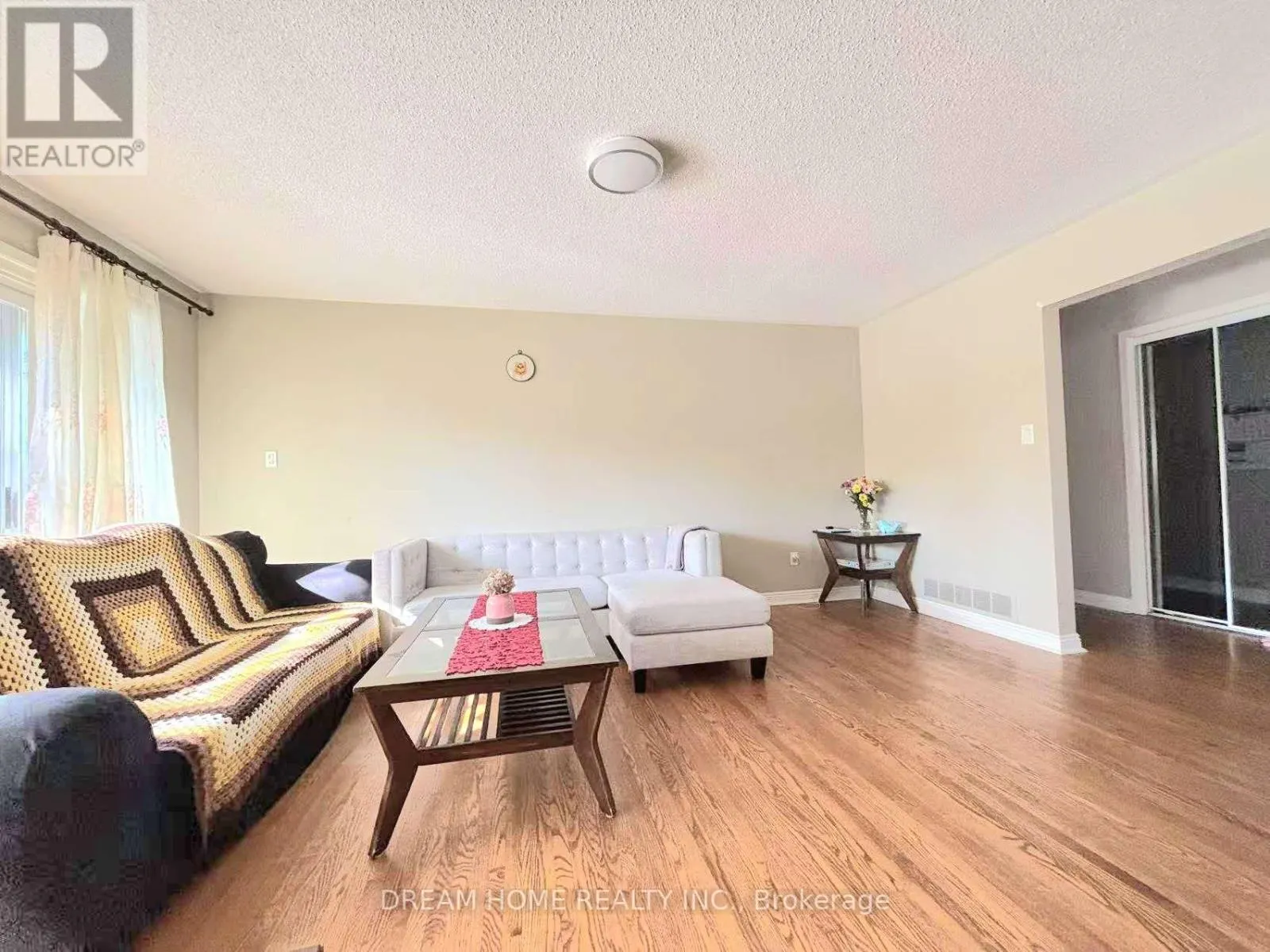 MAIN - 61 CHARTLAND BOULEVARD S