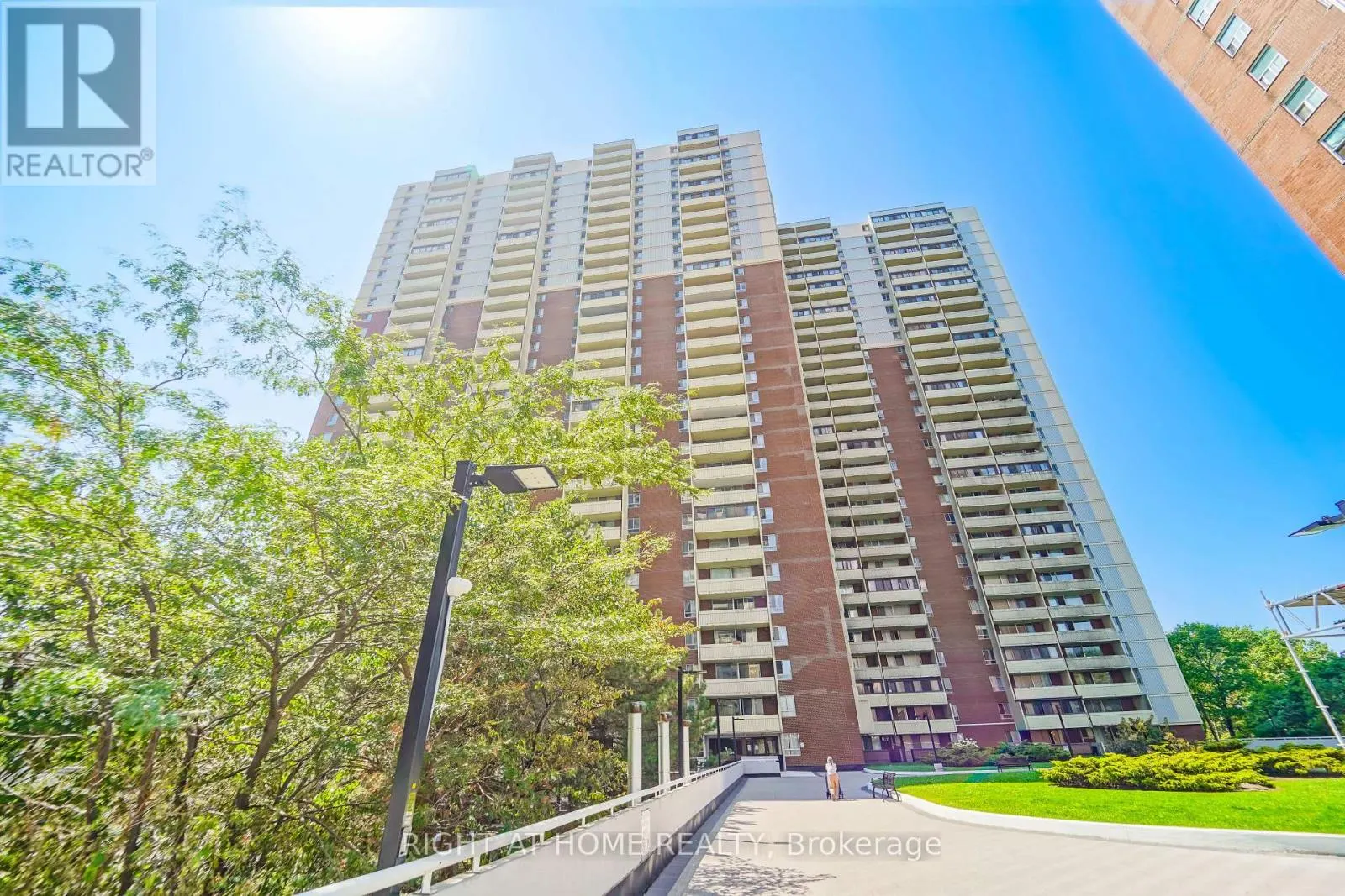 1611 - 1 MASSEY SQUARE
