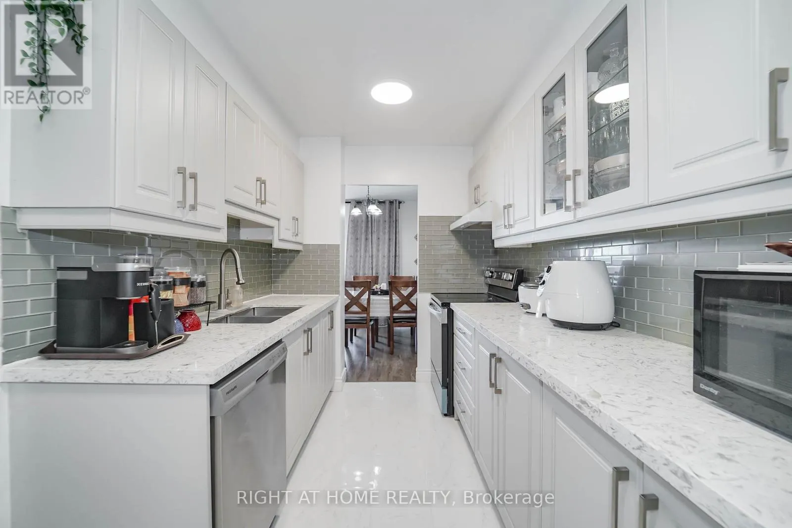 1611 - 1 MASSEY SQUARE