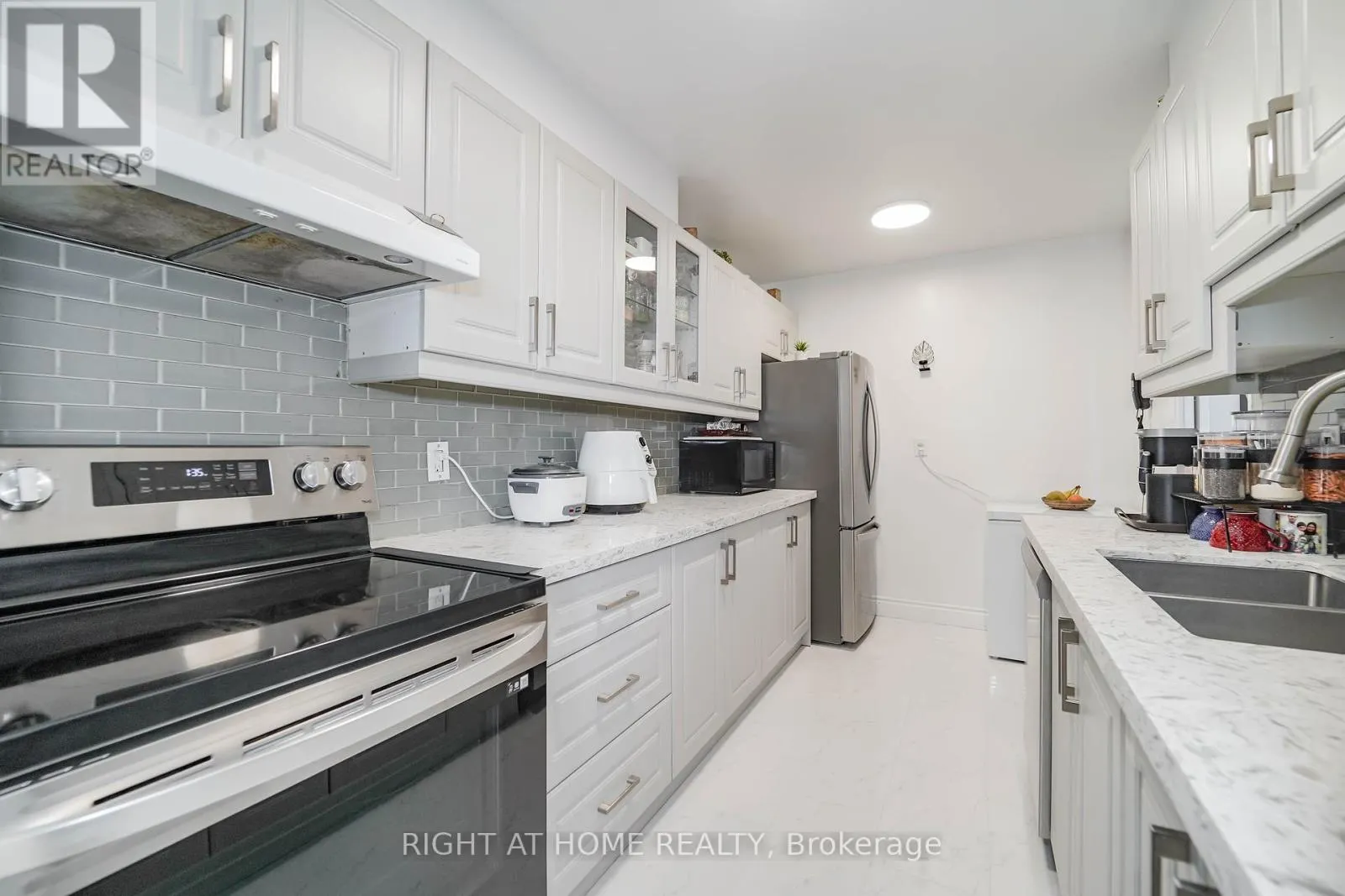 1611 - 1 MASSEY SQUARE