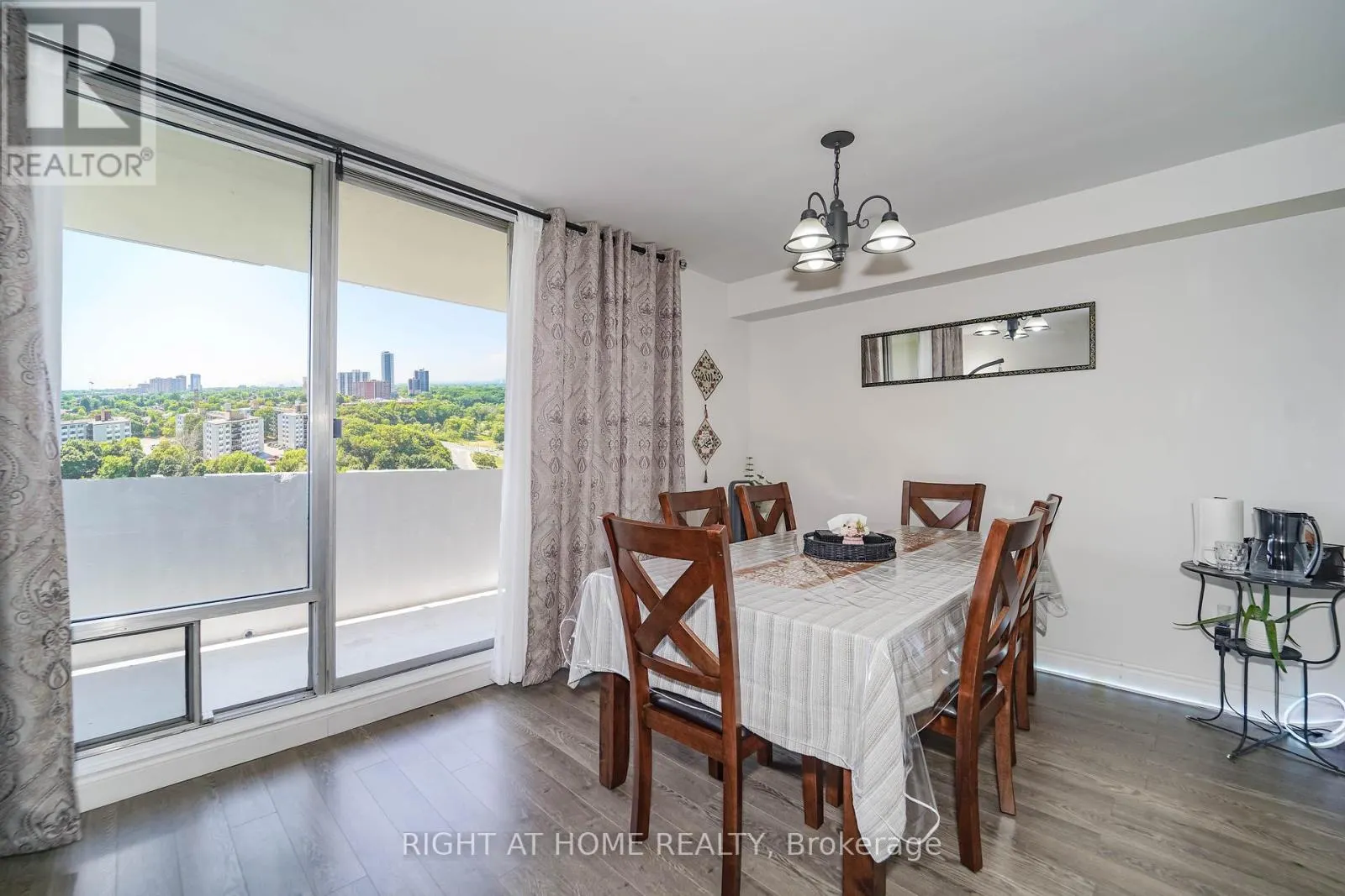 1611 - 1 MASSEY SQUARE
