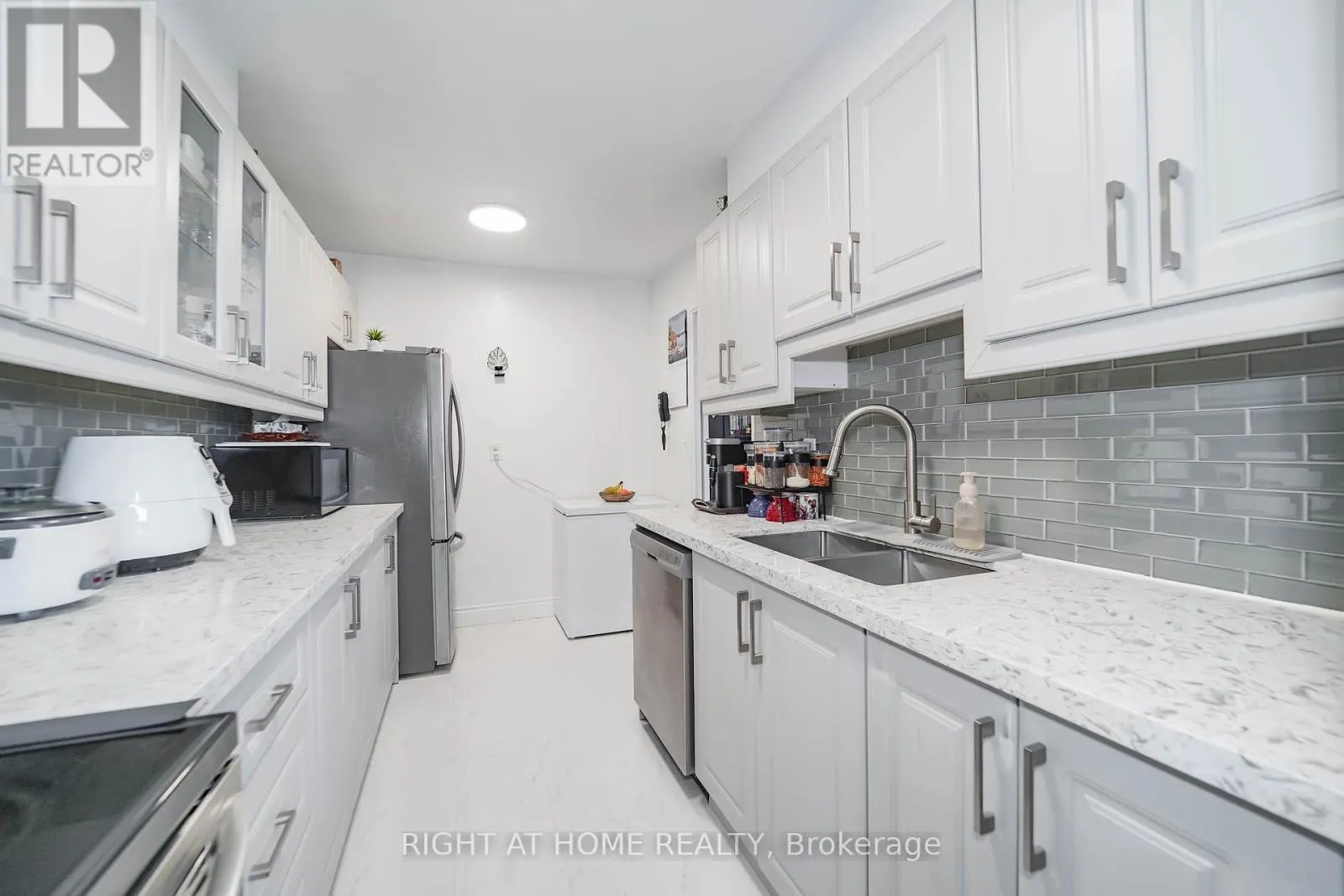 1611 - 1 MASSEY SQUARE