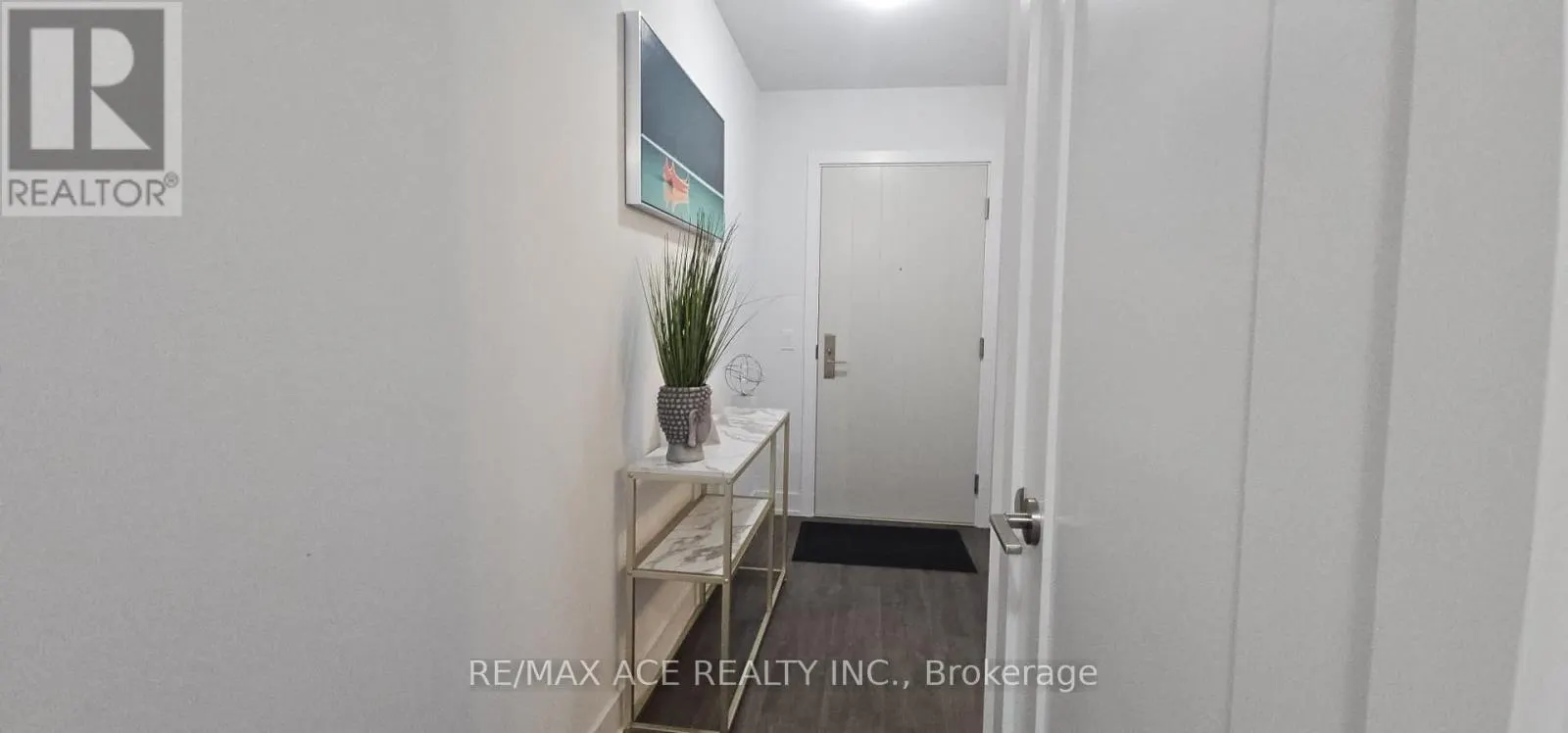 1402 - 2550 SIMCOE STREET N