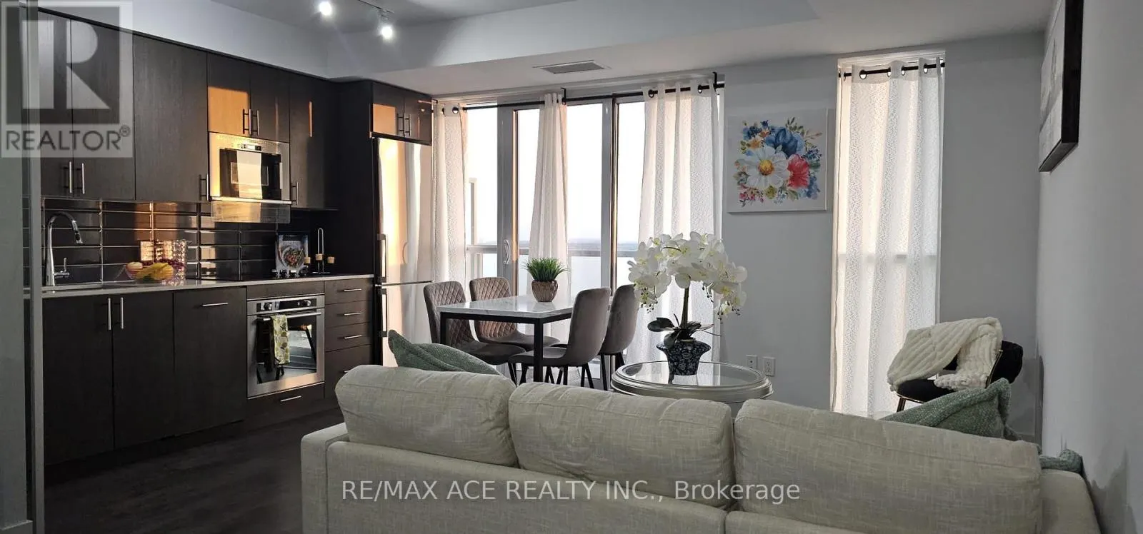 1402 - 2550 SIMCOE STREET N